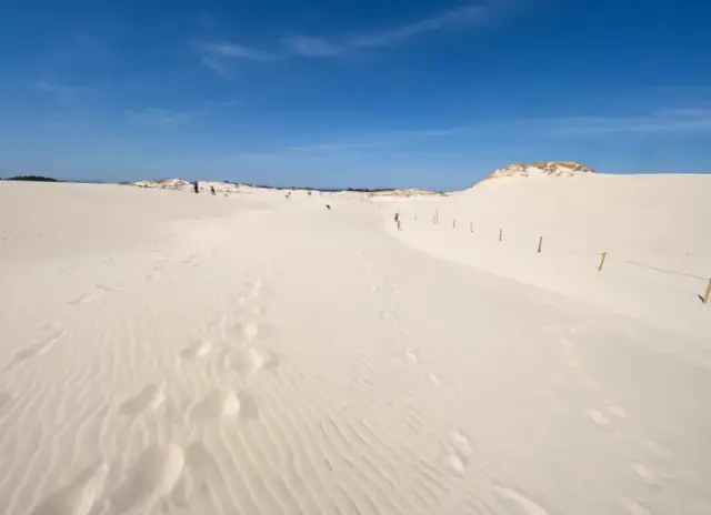 Jak dostać się na wydmy w Łebie - proste sposoby i wskazówki