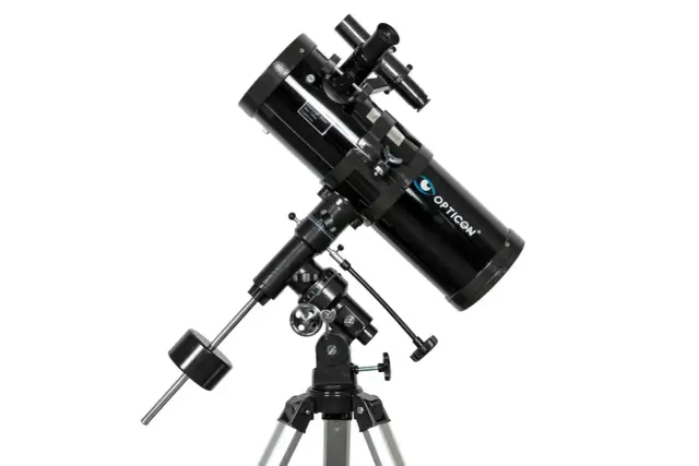 Czarny teleskop opticon na statywie, gotowy do obserwacji nieba.