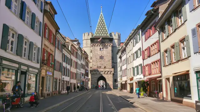 Jak szybko i tanio dojechać z lotniska Bazylea do centrum miasta?