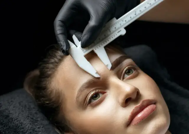 Szablony, linijki i cyrkle do PMU. One zapewniają idealny makijaż permanentny