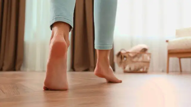 Ile kosztuje ułożenie parkietu? Zaskakujące zmiany cen w 2025 roku!