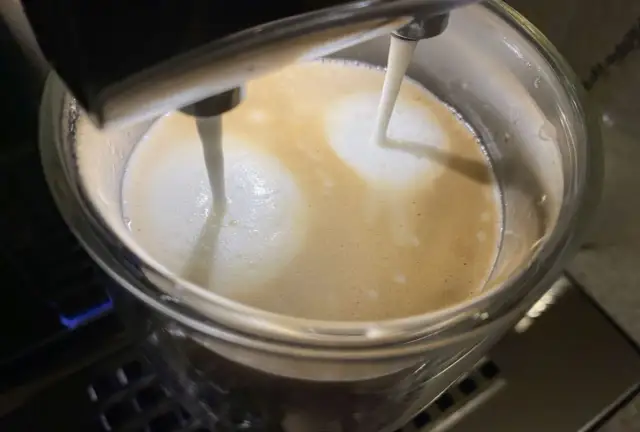 Mleko wlewa się do kawy, tworząc piankę. Zastanawiasz się, dlaczego ekspres nie spienia mleka? Może problem tkwi w temperaturze lub czystości dyszy.