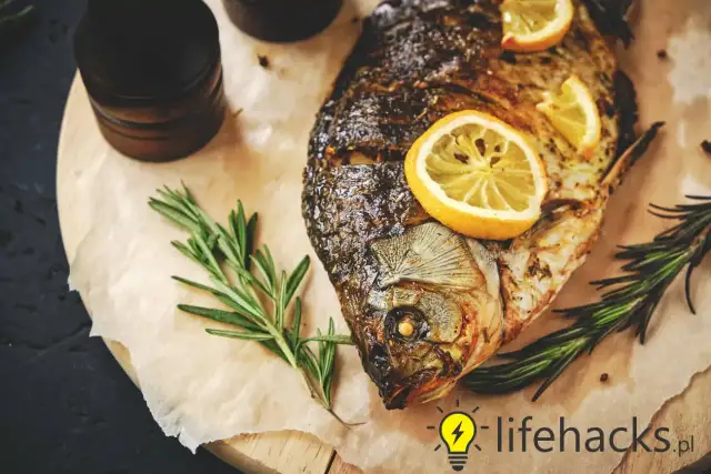 Jak piec rybę w piekarniku? Prosty przepis na soczyste danie