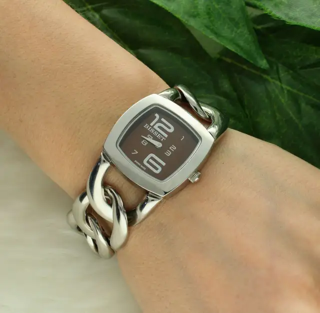 Zegarek damski bransoleta stalowa - elegancja, trwałość i styl na każdą okazję