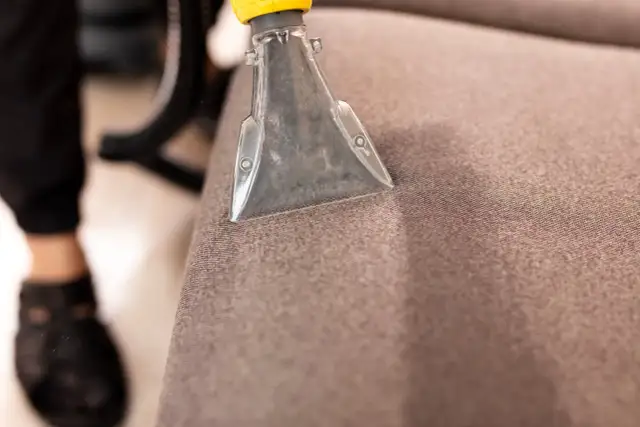 Czym wyczyścić krzesła tapicerowane? Domowe sposoby, zero zacieków!