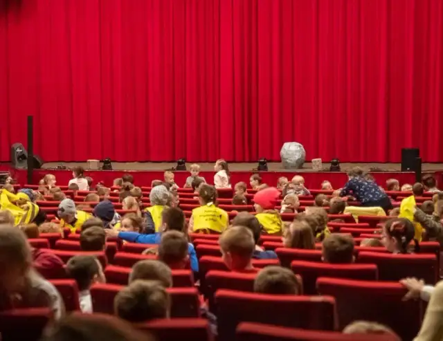 Co daje teatr dzieciom? Odkryj niezwykłe korzyści dla rozwoju
