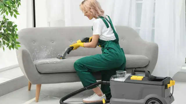 Jak wyczyścić kanapę materiałową i pozbyć się trudnych plam