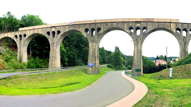 Łódzkie: Trasy motocyklowe, które zaskoczą! Zamki, zakręty, relaks