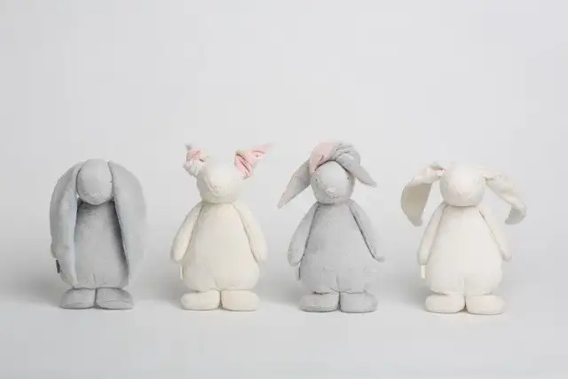 Moonie króliczek sensoryczny - bezpieczna zabawka dla niemowląt