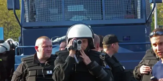 Czy policja może przeszukać mieszkanie bez nakazu? Poznaj swoje prawa