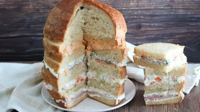 Panettone Gastronomico: Farciture, Taglio e Consigli per un Buffet Perfetto