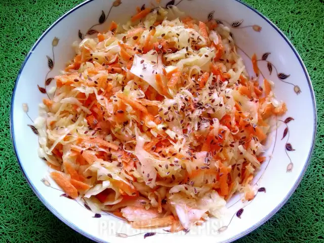 Co do surówki z kapusty kiszonej? Przepisy, składniki i wariacje