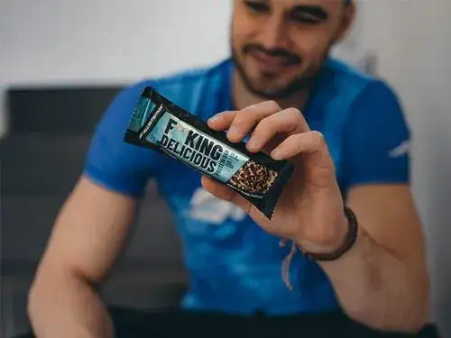 Czy batony proteinowe tuczą? Sprawdź, jak nie przytyć jedząc je.