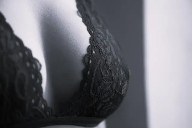 Spanie na boku po operacji biustu: Kiedy bezpiecznie wrócić?