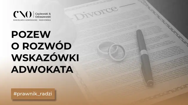 Pozew o rozwód wzór uzasadnienia. Dokumenty prawne, obrączki i pióro na tle tekstu "Divorce". #prawnik_radzi