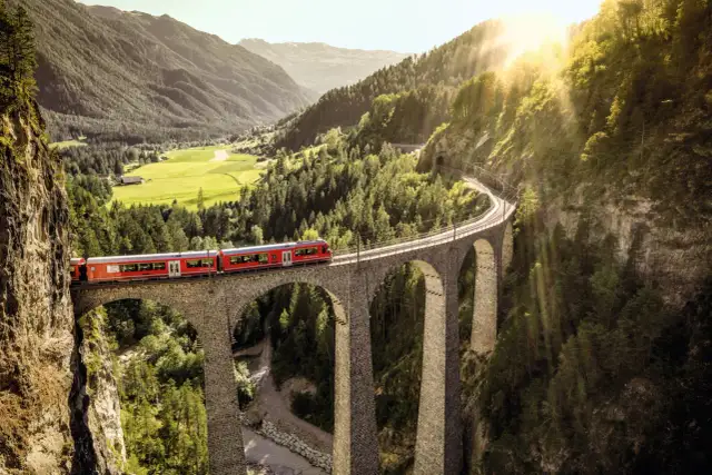 Gdzie w góry pociągiem z Warszawy? Odkryj najlepsze trasy i czasy podróży