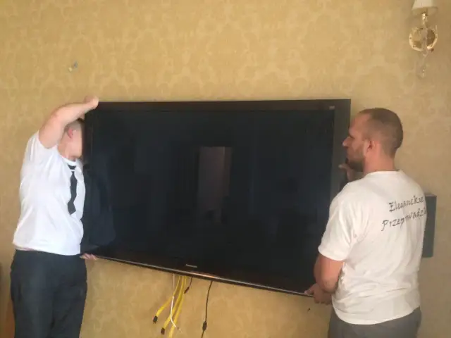 Jak przewieźć telewizor bez kartonu i uniknąć uszkodzeń podczas transportu