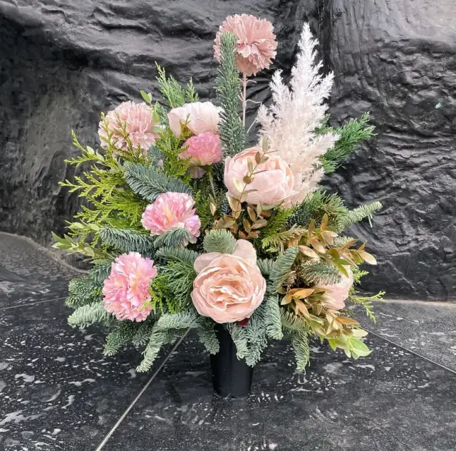 Sztuczne kwiaty do wazonu jak żywe – piękno bez trosk i pielęgnacji