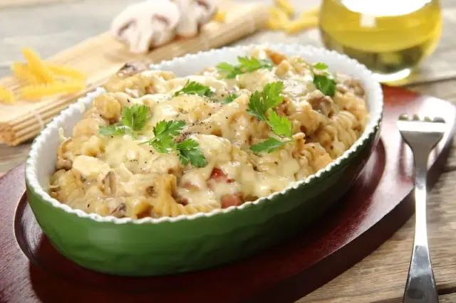 Zapiekanka makaronowa z kiełbasą: Prosty przepis krok po kroku