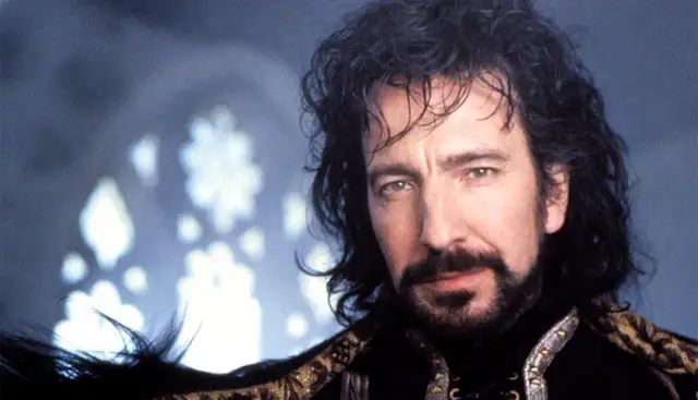 Alan Rickman w filmach, z burzą ciemnych włosów i brodą, w ozdobnym stroju.