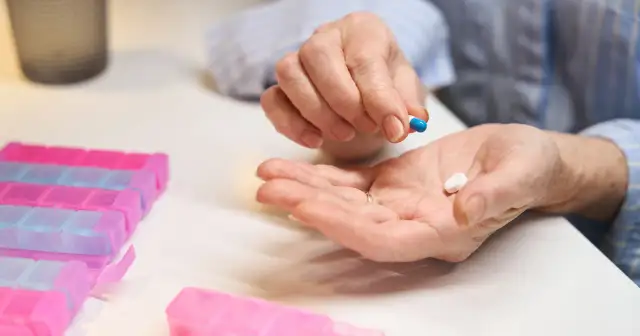 Witaminy dla seniora: Co brać po 65. dla kości, pamięci i zdrowia?