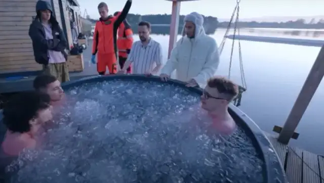 Eksperyment z lodem i solą: Jak obniżyć temperaturę do -21°C w domu?