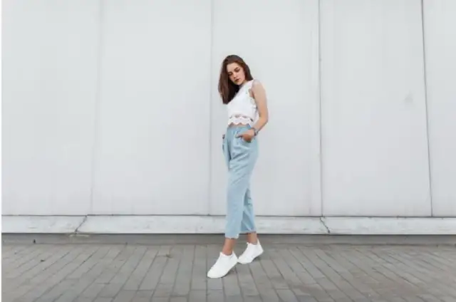 Jakie bluzki do niebieskich spodni? Sprawdź modne stylizacje