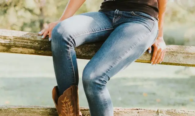 Jak rozjaśnić jeansy bez wybielacza i uzyskać równomierny efekt