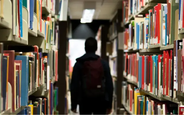 Gdzie szukać literatury do pracy licencjackiej, aby uniknąć problemów?