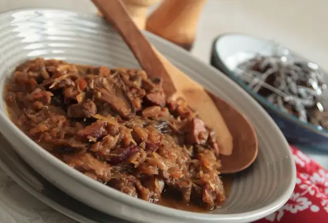 Jak długo gotować bigos? Ile gotujemy bigosa? Nasz przepis na tradycyjny bigos krok po kroku