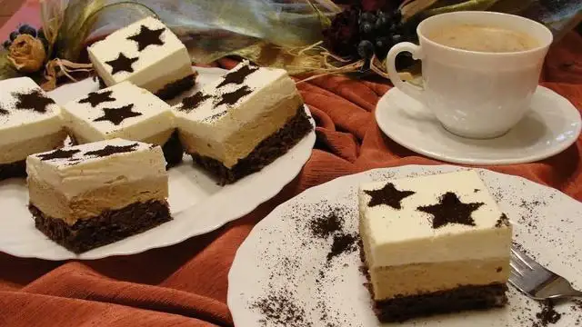 Przepis na ciasto cappuccino z bitą śmietaną, które oczaruje smakiem