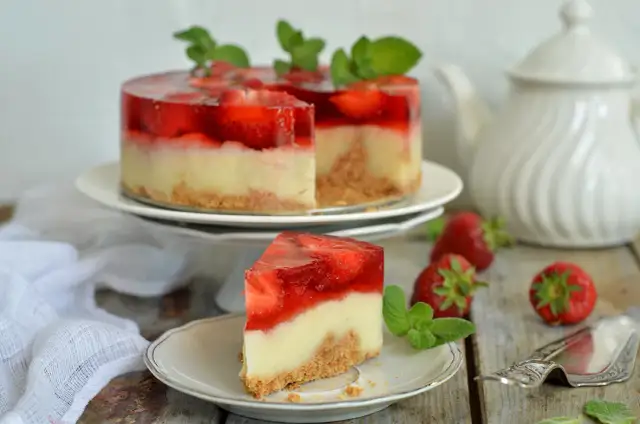 Proste przepisy na ciasto z truskawkami bez pieczenia – szybki deser bez wysiłku