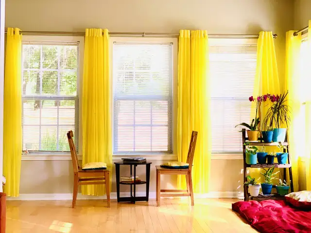 Jak dobrać firanki i zasłony do koloru ścian?