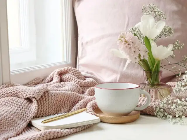 Wiosenne cuda w oknach: Magiczne dekoracje, które zachwycą każdego