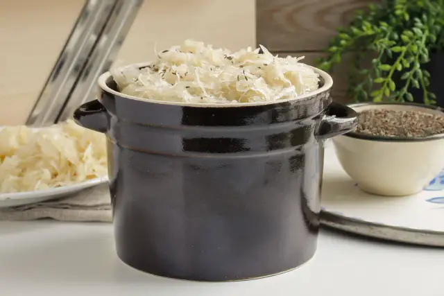 Kiedy przebijać kiszoną kapustę, aby uniknąć gorzkiego smaku?