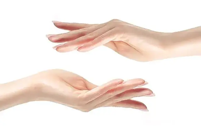 Jak zostać modelką dłoni: Kluczowe kroki do sukcesu w branży