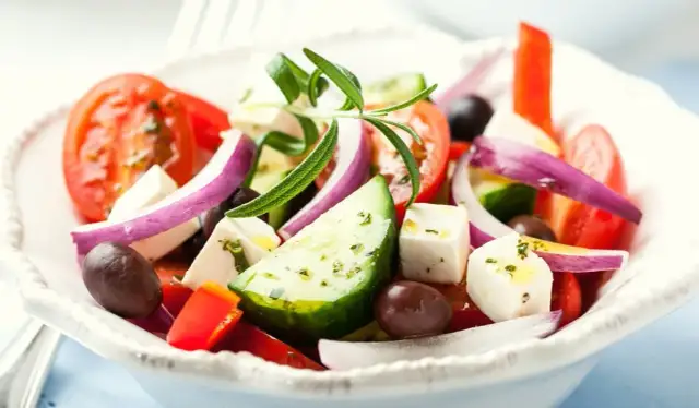 Czy sałatka grecka jest zdrowa? Odkryj jej ukryte korzyści zdrowotne