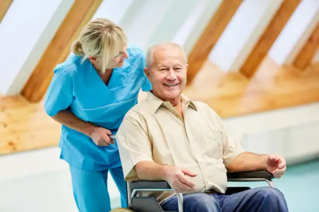 Czy opieka nad starszą osobą wlicza się do lat pracy? Sprawdź to teraz