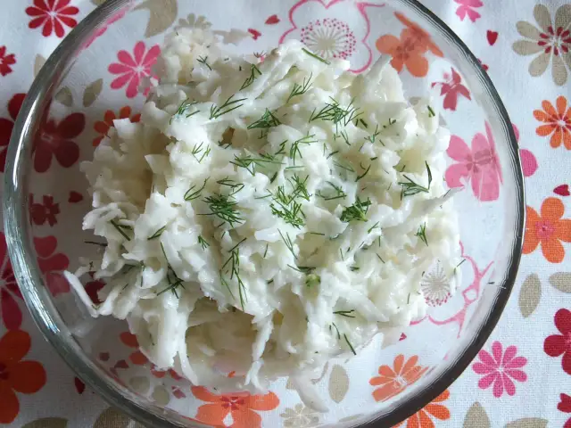 Jak zrobić surówkę z białej rzodkwi – prosty przepis na zdrową sałatkę