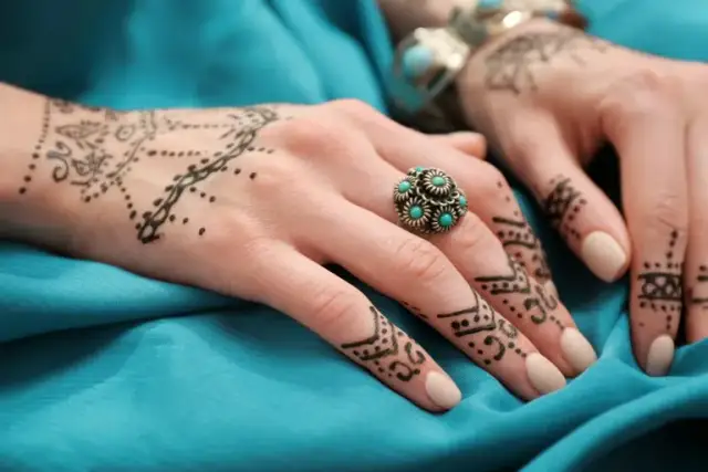 Tatuaż z henny: Ile się utrzymuje i jak o niego dbać?