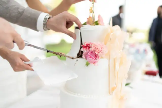 Koszt talerzyka na weselu 2026: Uniknij pułapek, zaplanuj budżet