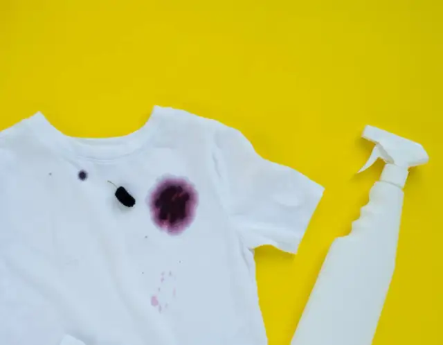 Jak usunąć plamę z atramentu? Szybki ratunek dla Twojej bluzy!