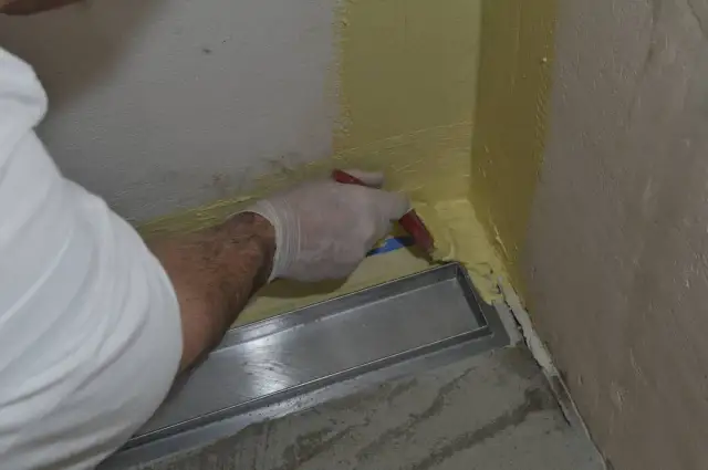 Czy na folię w płynie można kłaść gładź? Oto co musisz wiedzieć