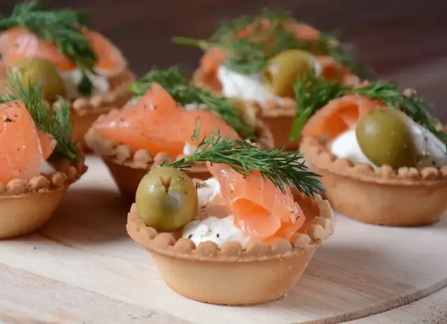 Jakie sałatki na komunię? Inspiracje i przepisy, które zachwycą gości