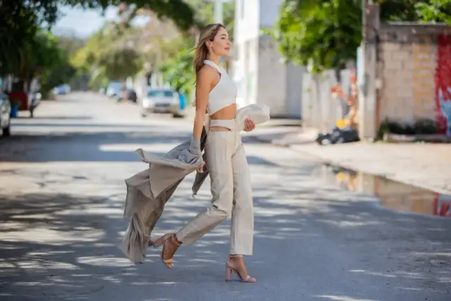 Beżowe sandały stylizacje: jak stworzyć idealne outfity na każdą okazję