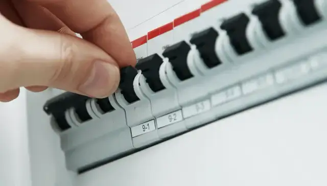 Jak sprawdzić bezpiecznik, aby uniknąć kosztownych napraw elektrycznych
