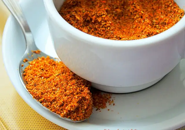 Gotowa przyprawa gyros na łyżce i w białej miseczce. Idealna do domowego gyrosa, by poczuć smak Grecji.