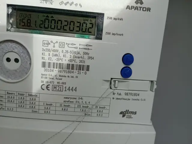Cyfrowy licznik energii elektrycznej APATOR. Na wyświetlaczu widoczne wskazanie licznika wt: 15.8.1.20002030.2 kWh.