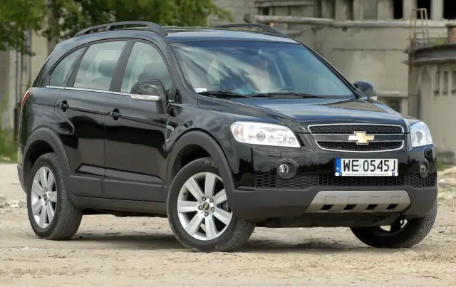 Czarny Chevrolet Captiva na piasku. Zastanawiasz się, jaki silnik wybrać do tego SUV-a?