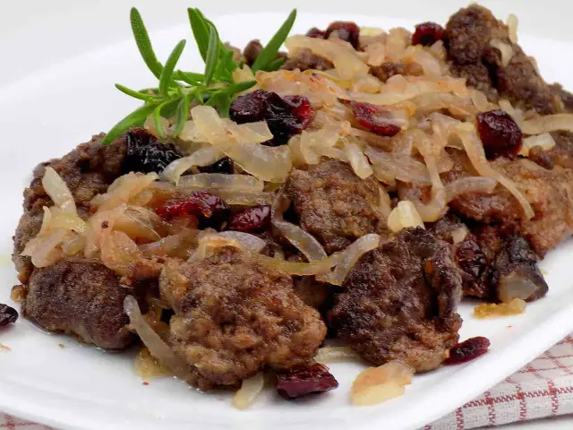 Wątróbka drobiowa z cebulką: przepis na soczysty obiad bez wpadek!